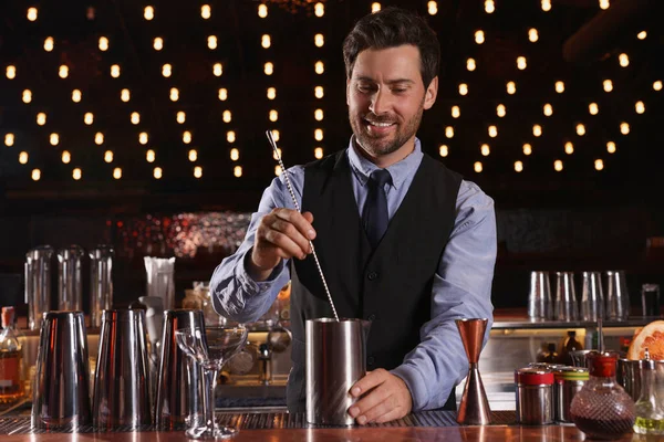 Barmen Barda Taze Alkollü Kokteyl Hazırlıyor — Stok fotoğraf