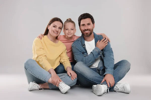 明るい灰色の背景に幸せな家族の肖像画 — ストック写真