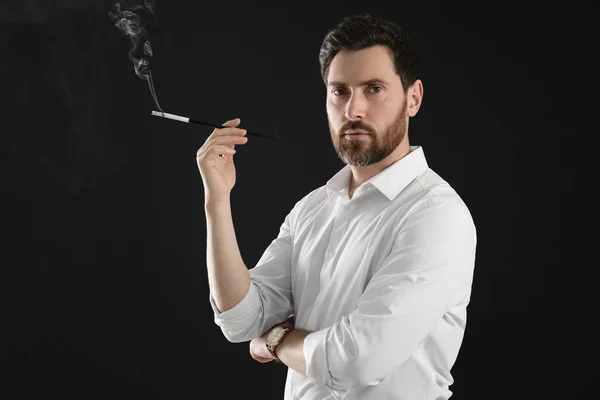 Man Met Lange Sigarettenhouder Voor Roken Zwarte Achtergrond Ruimte Voor — Stockfoto