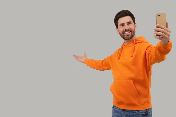 Lächelnder Mann Macht Selfie Mit Smartphone Auf Grauem Hintergrund Platz — Stockfoto
