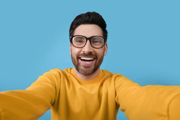 Usmívající Muž Selfie Světle Modrém Pozadí — Stock fotografie