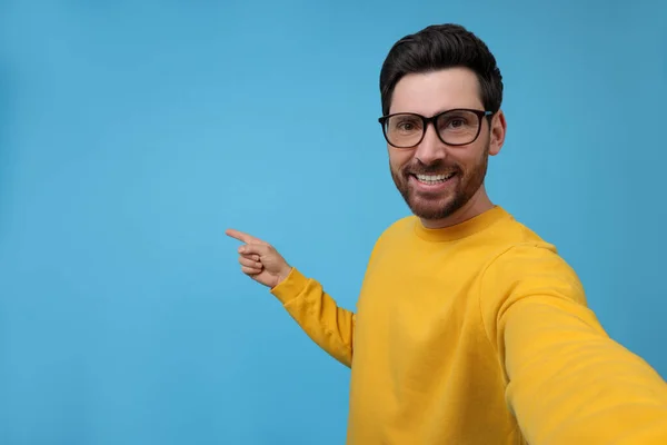 Usmívající Muž Selfie Světle Modrém Pozadí Prostor Pro Text — Stock fotografie