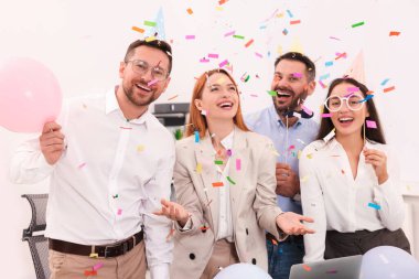 İş arkadaşları ofis partisinde eğleniyor.