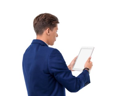Beyaz arkaplanda boş ekranlı tablet tutan adam