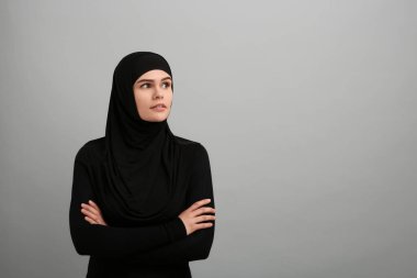 Açık gri arkaplanda tesettürlü Müslüman kadın portresi, metin için boşluk