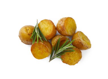 Lezzetli fırında patates ve beyaz arka planda aromalı biberiye.