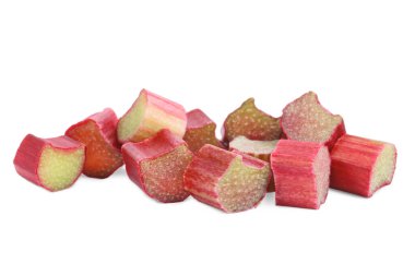 Olgun ravent parçaları beyaza izole edilmiş.