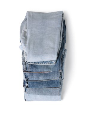 Beyaz üzerine izole edilmiş farklı katlanmış kot pantolon yığını