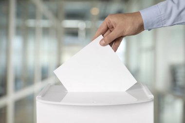 Adam puslu arka planda oyunu sandığa koyuyor, yakın plan.