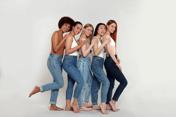 Skupina Krásných Mladých Žen Světle Šedém Pozadí — Stock fotografie