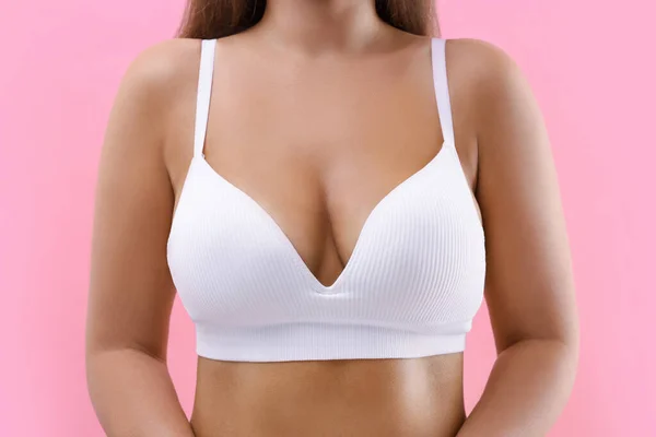 Kvinna Med Vackra Bröst Rosa Bakgrund Närbild — Stockfoto