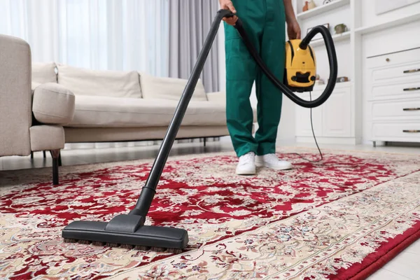 Dry Cleaner Employee Hoovering Carpet Vacuum Cleaner Room Closeup — Stock Photo, Image