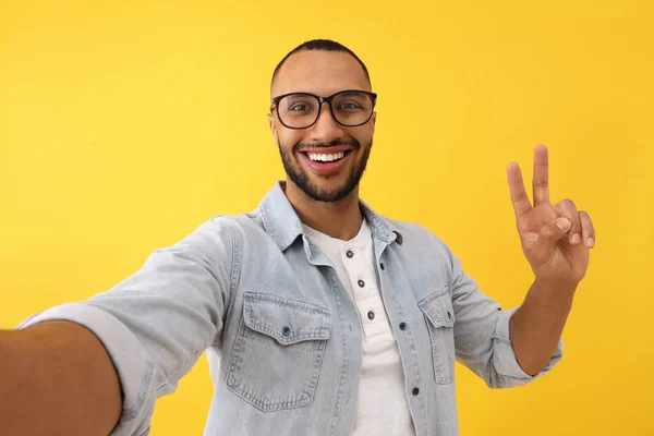 Joven Sonriente Tomando Selfie Mostrando Signo Paz Sobre Fondo Amarillo — Foto de Stock