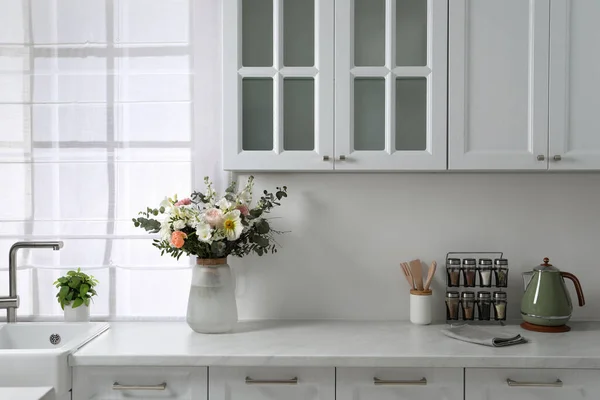 Bukiet Pięknych Kwiatów Białym Blat Kuchni — Zdjęcie stockowe