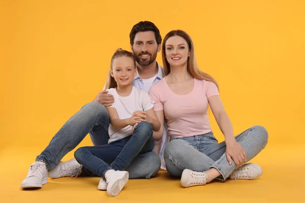 Porträtt Lycklig Familj Orange Bakgrund — Stockfoto