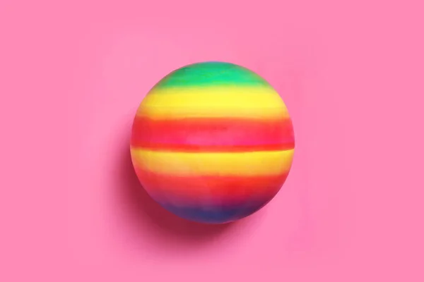 Новый Яркий Детский Мяч Розовом Фоне Вид Сверху — стоковое фото