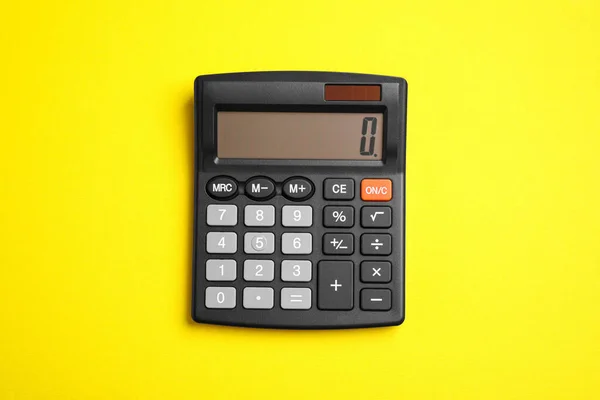 Kalkulator Żółtym Tle Widok Góry Urządzenia Biurowe — Zdjęcie stockowe