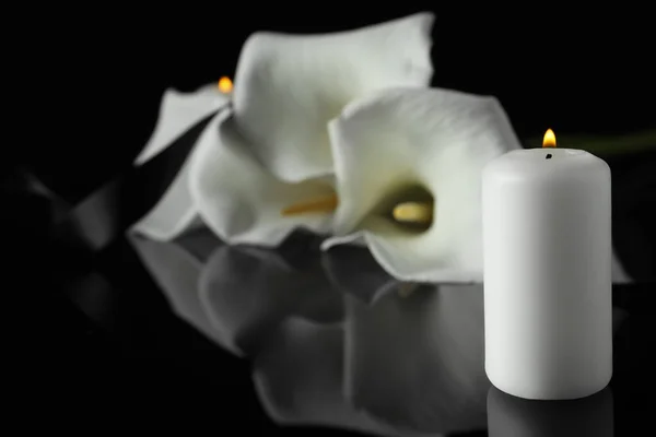 Горящие Свечи Белые Каллы Лилии Цветы Черном Зеркале Поверхности Темноте — стоковое фото