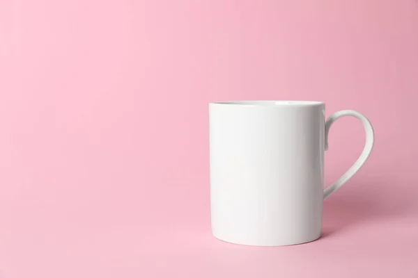 Een Witte Keramische Mok Roze Achtergrond Ruimte Voor Tekst — Stockfoto