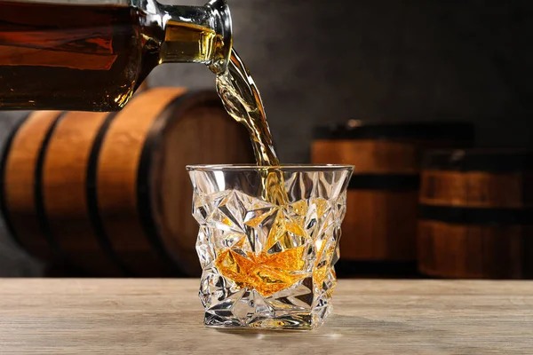 Whisky Uit Fles Glas Gieten Houten Tafel — Stockfoto