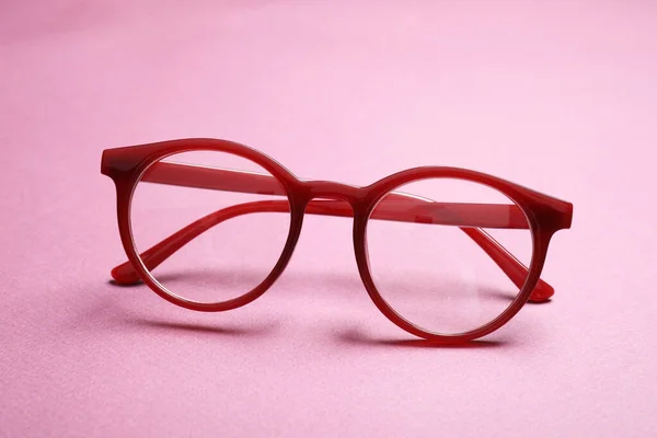 Elegante Par Óculos Com Moldura Vermelha Fundo Rosa — Fotografia de Stock