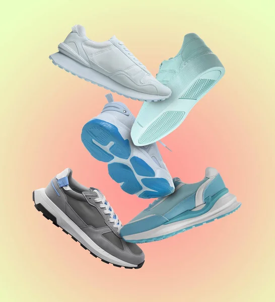 Bej Renkli Arkaplana Düşen Farklı Spor Ayakkabıları — Stok fotoğraf