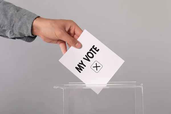 男はテキストで紙を置く 私の投票と軽い灰色の背景に投票箱にチェック — ストック写真