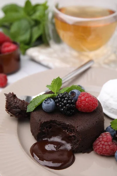 테이블에 신선한 베리와 맛있는 초콜릿 펀던트 클로즈업 텍스트를 — 스톡 사진