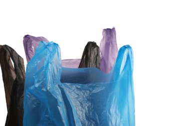 Beyaz arka planda birçok farklı plastik torbalar