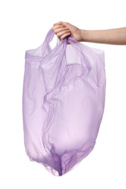 Beyaz arka planda mor plastik çanta taşıyan kadın, yakın plan.