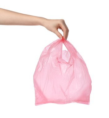 Beyaz arka planda pembe plastik çanta taşıyan kadın, yakın plan.