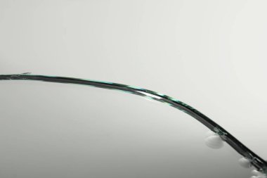 Arkaplan olarak geniş çatallı kırık ayna, yakın görünüm