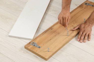 Sihirli anahtarı olan adam mobilyaları topluyor, yakın plan.