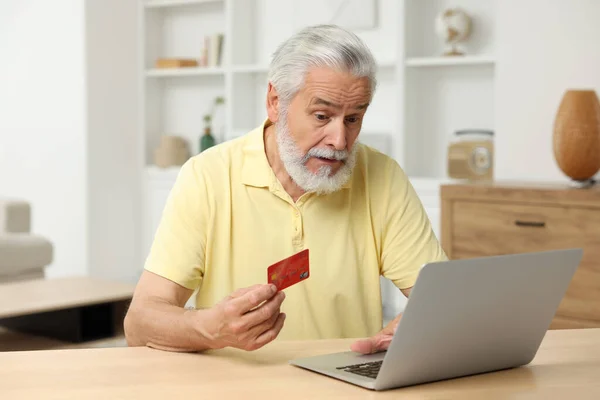 Stresujący Starszy Człowiek Kartą Kredytową Korzystający Laptopa Domu Uważaj Oszustwo — Zdjęcie stockowe
