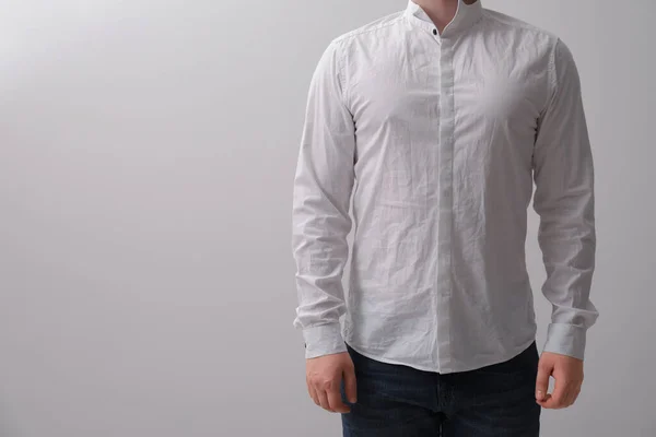 Homem Vestindo Camisa Enrugada Fundo Branco Close — Fotografia de Stock