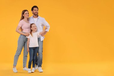 Turuncu arka planda mutlu aile, metin için boşluk