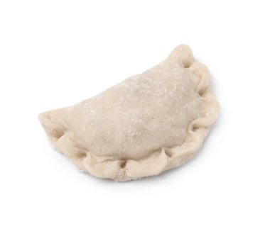 Bir çiğ hamur köftesi (varenyk) beyaz üzerine izole