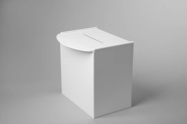 Açık gri arka planda bir oy sandığı. Seçim zamanı.