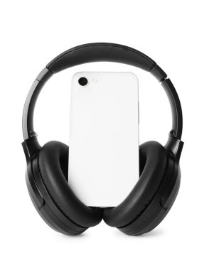 Modern kablosuz kulaklık ve akıllı telefon beyaza izole edilmiş.