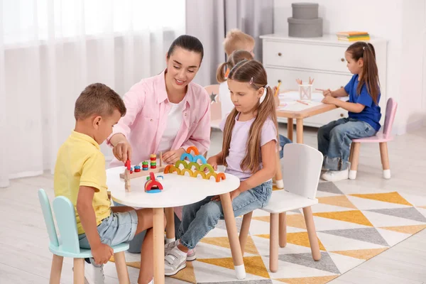 Professor Berçário Grupo Crianças Pequenas Bonitos Brincando Mesas Jardim Infância — Fotografia de Stock