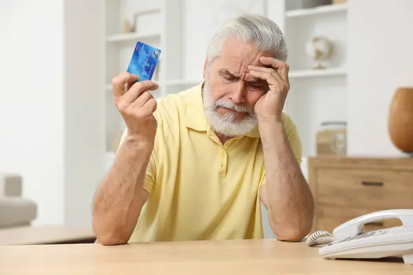 Unhappy Senior Man Credit Card Home Careful Fraud — Stock Photo, Image