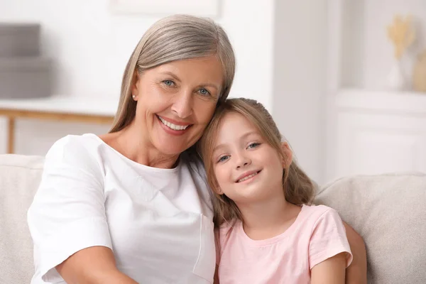 Happy Grandmother Her Granddaughter Home — Stock Photo, Image