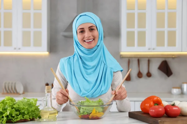 Muslimská Žena Dělá Lahodný Salát Zeleninou Bílého Stolu Kuchyni — Stock fotografie