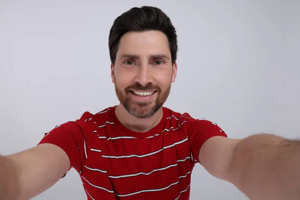 Sorridente Uomo Prendendo Selfie Sfondo Bianco — Foto Stock