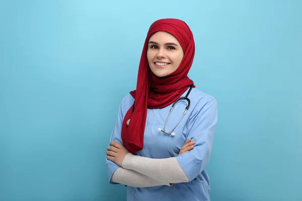 Mulher Muçulmana Vestindo Hijab Uniforme Médico Com Estetoscópio Fundo Azul — Fotografia de Stock