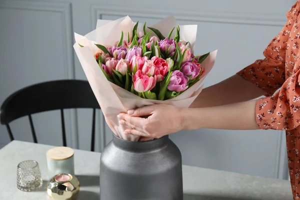 美しいチューリップの花束を花瓶に屋内で閉じます — ストック写真