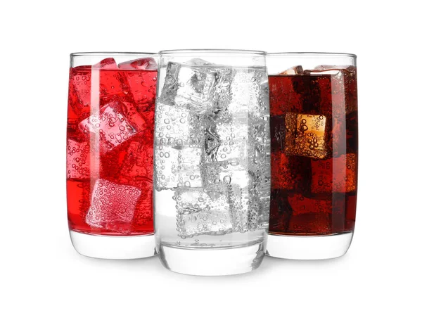 음료와 얼음이 흰색으로 분리되어 유리잔 — 스톡 사진