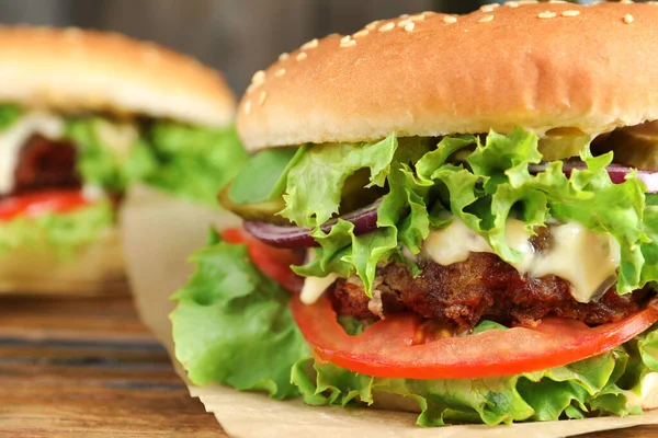 Delicioso Hambúrguer Com Carne Vaca Alface Mesa Close Espaço Para — Fotografia de Stock