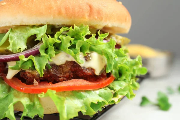 Deliciosa Hamburguesa Con Empanada Carne Lechuga Mesa Primer Plano —  Fotos de Stock