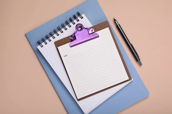 Mini Klembord Met Doen Notities Planner Notebook Pen Beige Achtergrond — Stockfoto